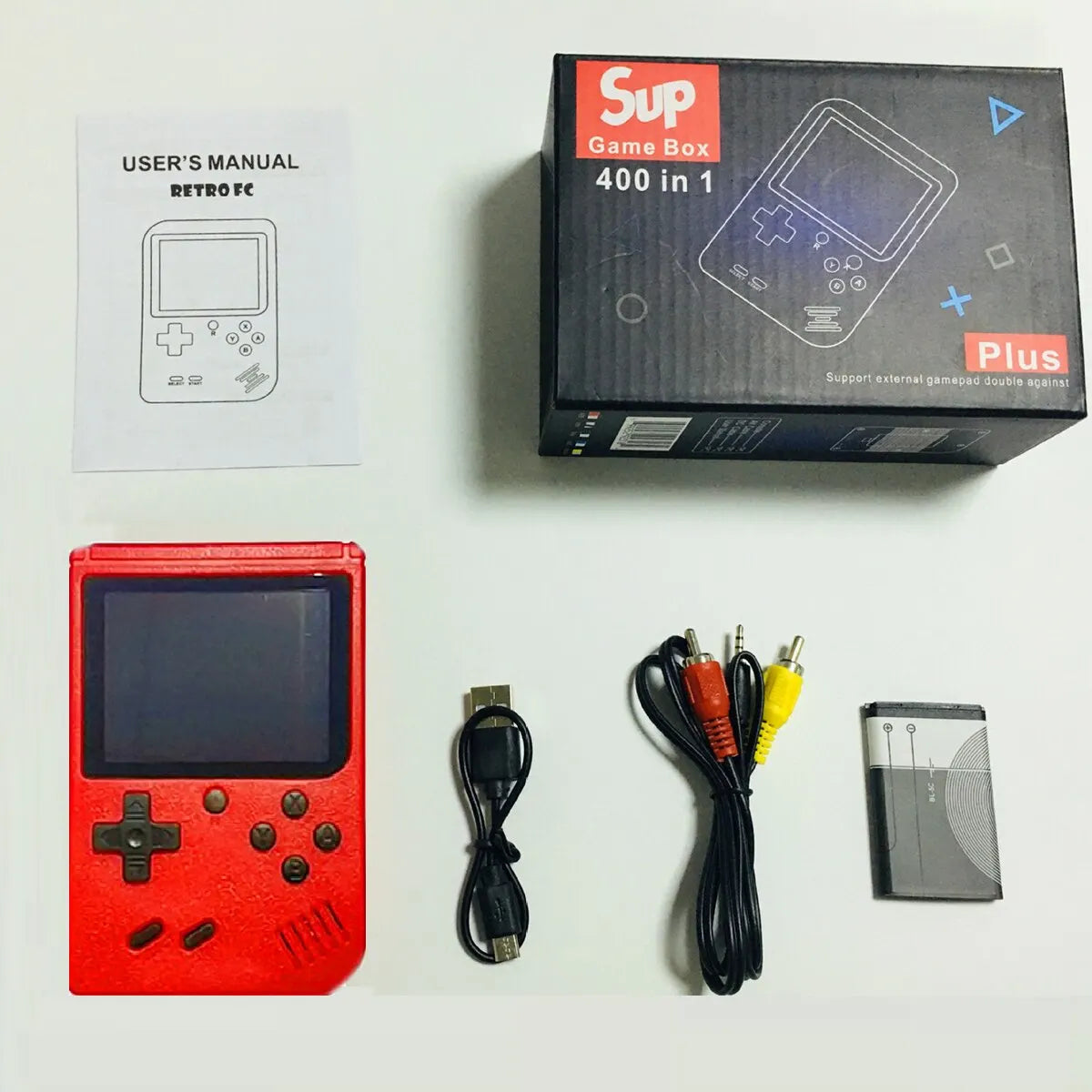 Um console de jogo pequeno portátil vermelho retrô clássico para crianças com centenas de carregamento de jogo pode ser conectado à TV