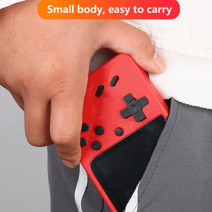 Um console de jogo pequeno portátil vermelho retrô clássico para crianças com centenas de carregamento de jogo pode ser conectado à TV